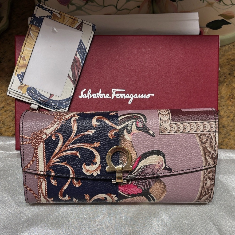 NWOT Salvatore Ferragamo Gancini Calf Wallet